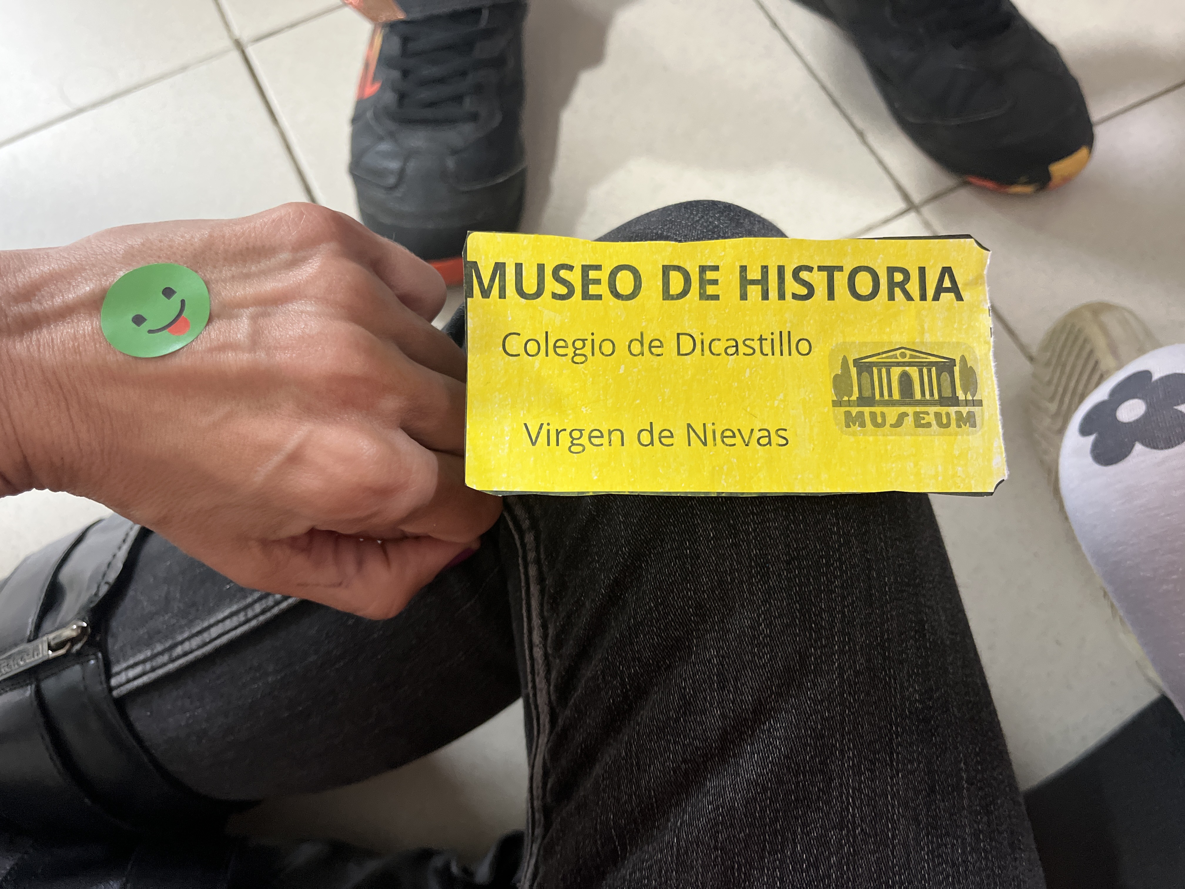 El alumnado del grupo de mayores crea un Museo de la Historia y ayuda al de peques a comprender este rincón histórico.