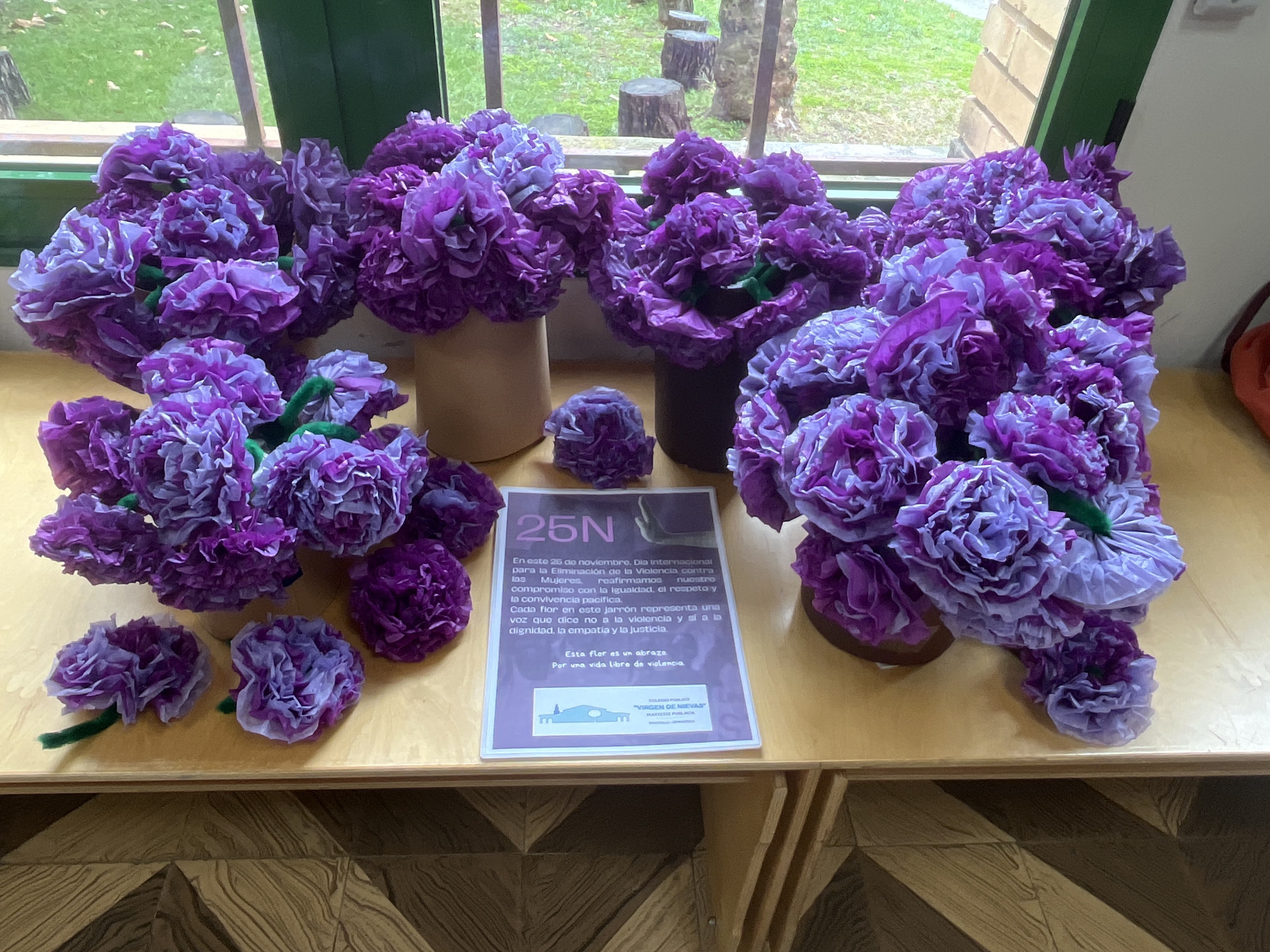 25N. Flores que son abrazos.